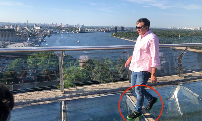 Саакашвили потоптался по "мосту Кличко" в кроссовках за $750