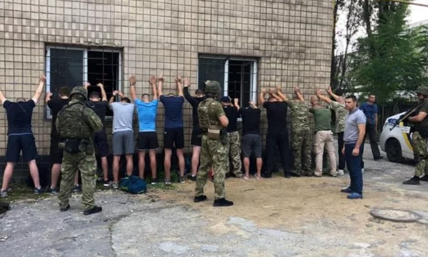 В Одессе с оружием пытались захватить предприятие