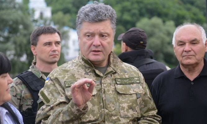 Порошенко назвал условие отмены военного положения