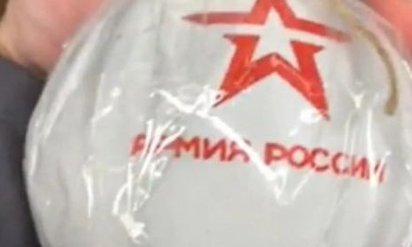 Скандал: в Украине продолжают продавать новогодние игрушки с символикой армии РФ