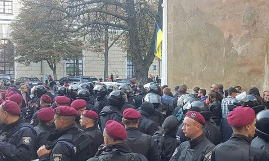 В Киеве в Лавру блокировали активисты: более сотни задержанных
