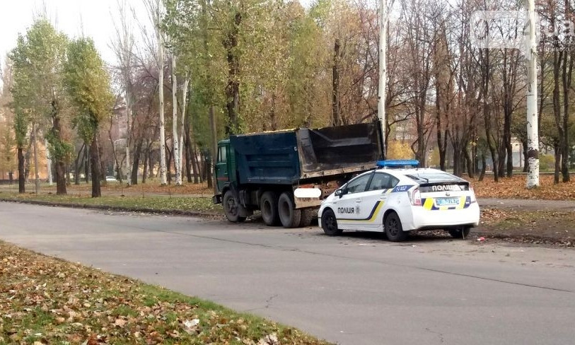 В Кривом Роге полицейские днем и ночью охраняют пустой грузовик