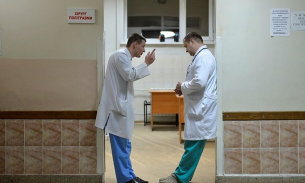 Ждала скорую в кустах: в Запорожье муж вылил на жену две кастрюли кипятка
