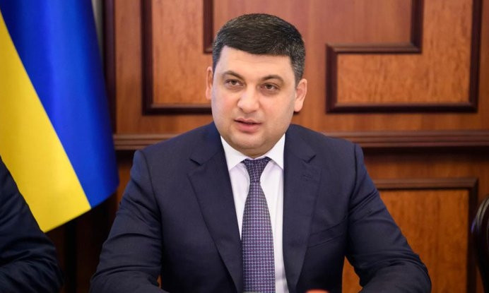 Гройсман обещает повысить зарплаты учителям