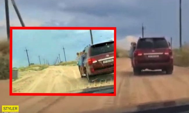 В курортном поселке на берегу Азовского моря водитель катал детей на подножке машины на большой скорости (ВИДЕО)