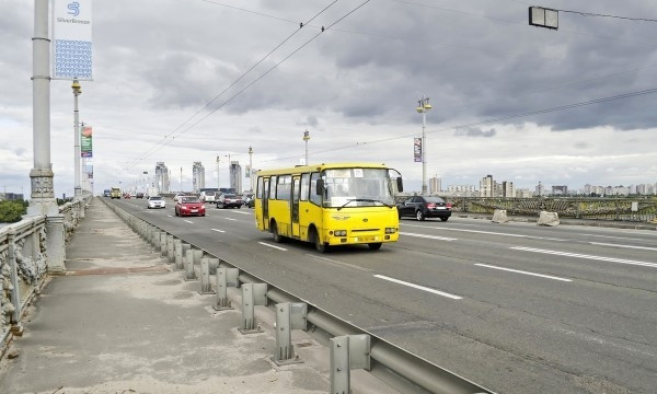 В общественном транспорте Киева начали рассчитываться безналичным способом