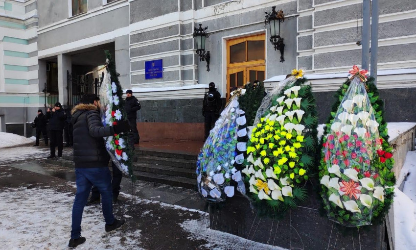 К Минздраву принесли траурные венки