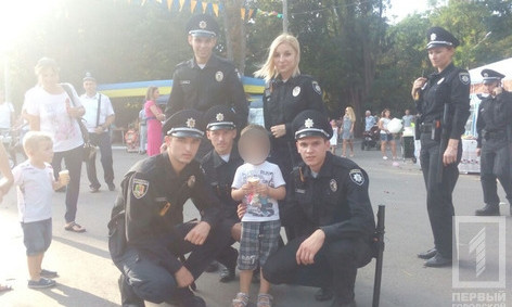 Криворожские копы нашли ребенка, потерявшегося во время празднований Дня Независимости в Покровском районе Кривого Рога