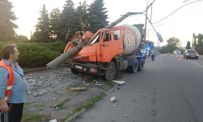 В Кривом Роге КамАЗ врезался в столб