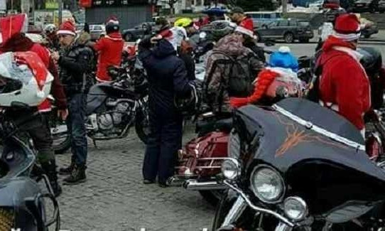 В центре Киева собрались десятки Дедов Морозов – байкеров