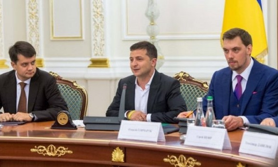 Украинцы стали хуже относится к первым лицам страны