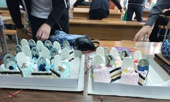 Выпускникам преподнесли торт с их надгробиями