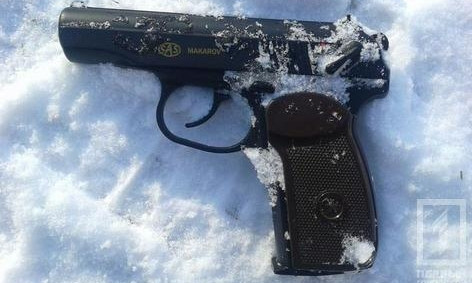 В Кривом Роге рядом с бассейном нашли пистолет
