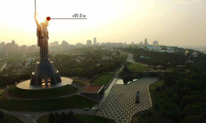 У щиті монументу «Батьківщина-Мати» відкрили екстремальний оглядовий майданчик