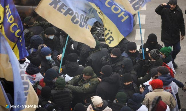 Ситуация накалилась: под Радой произошли столкновения митингующих с полицией, есть задержанные