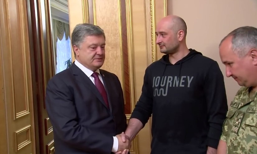 Порошенко потис руку Бабченку і привітав «з третім днем народження»: відео