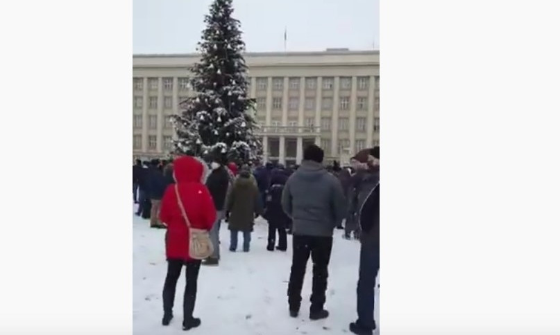 Ужгородцы протестуют против тарифов на газ, говорят: платить нечем, требуют встречи с губернатором (ВИДЕО)