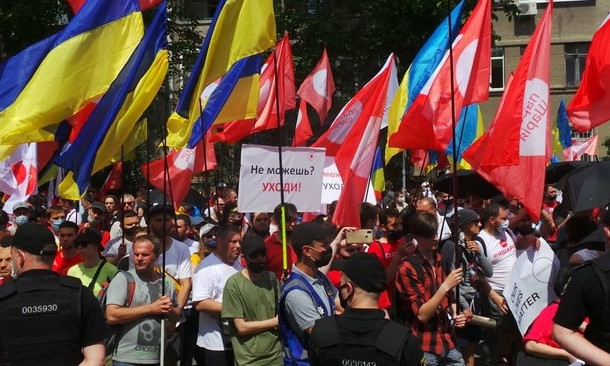 Яйца, задержания и "психиатры":  Киеве проходит митинг партии Шария и их противников (ФОТО, ВИДЕО)