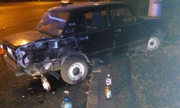 В Кривом Роге автомобиль въехал в столб электроопоры