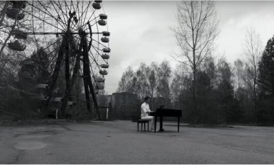 Пианист в городе призраков. Клип, от которого пробирает до мурашек