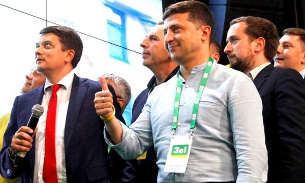 В ОП будут лишать депутатов "финансирования" в конвертах в случае критики власти, - источник