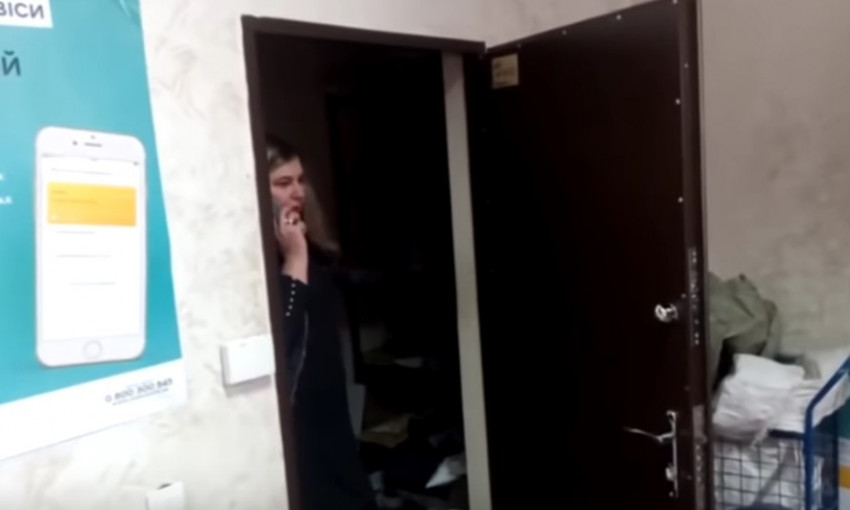 В Кривом Роге сотрудницу "Укрпочты" уволили за отсутствие маски и обслуживание на русском (ВИДЕО)