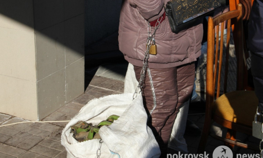 Вышли и приковали себя цепями: на Донбассе протестуют шахтеры (ФОТО)