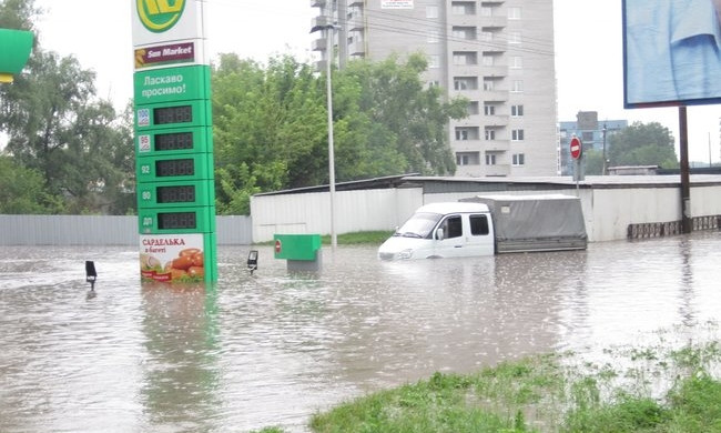 В Днепре за 15 минут выпала месячная норма осадков и затопила улицы (ФОТО, ВИДЕО)