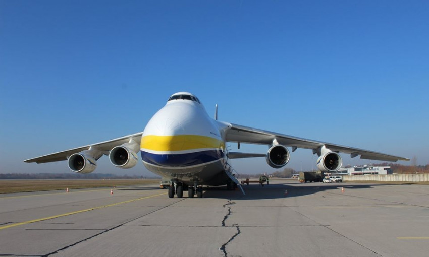 Украинский самолет-гигант "Руслан" доставит миллионы респираторов.... в Чехию