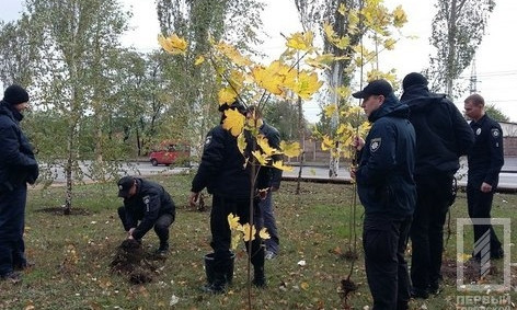 Ко Дню защитника криворожские полицейские высадили деревья