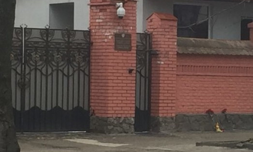 Львовяне несут цветы под российское консульство