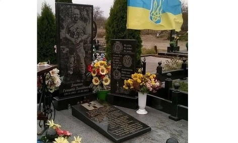 В Кривом Роге снова осквернили памятники погибших героев
