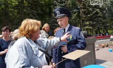 Аваков пообещал жесткую реакцию на антиукраинскую символику