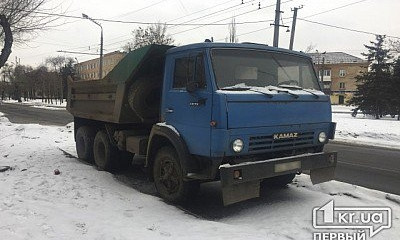 Криворожские полицейские охраняют угнанный "КаМАЗ" уже несколько недель