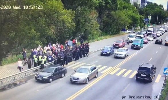 Митингующие в Киеве перекрыли мост метро (ФОТО, ВИДЕО)