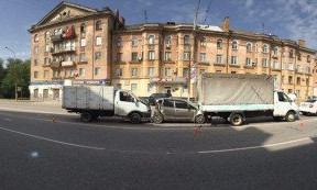 ДТП в Покровском районе: грузовики сдавили легковушку