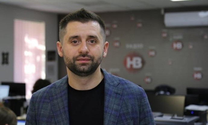 "Это его опрос, он спрашивает, он имеет право спросить тогда, когда он хочет", - Арахамия об опросе Зеленского на голосовании