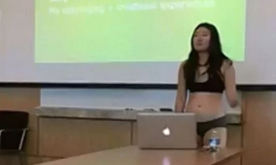 Студентка разделась в аудитории из-за замечания преподавателя(видео)