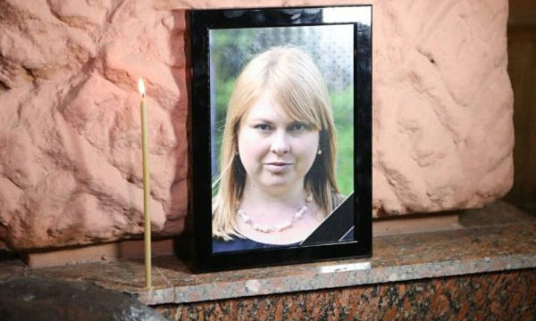 Смерть Катерины Гандзюк: люди горюют, тайны всплывают
