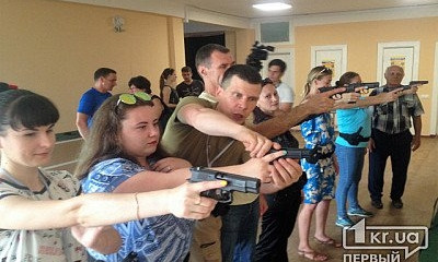 Криворожских журналистов учили обращаться с оружием