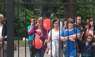 Криворожане смотрели праздничную шоу-программу, стоя за забором