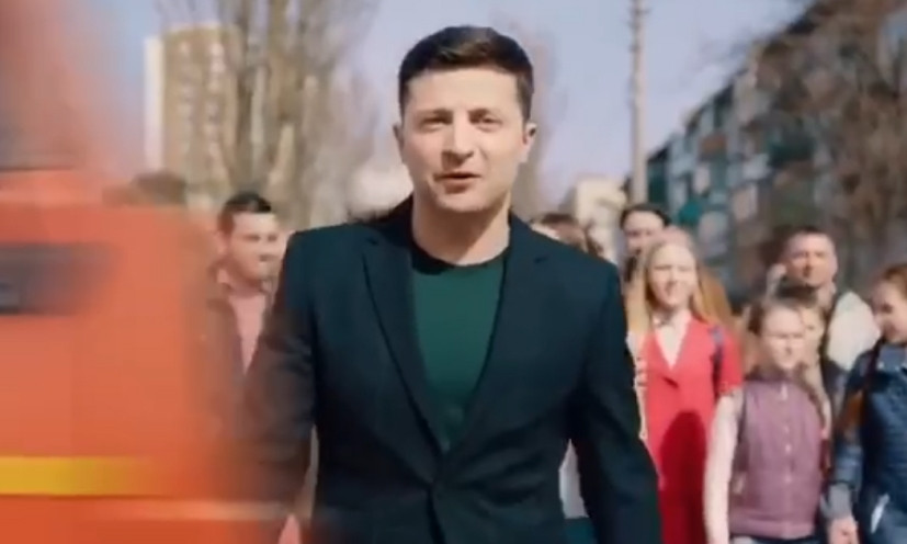 У Порошенко опубликовали видео, где грузовик "сбивает" Зеленского