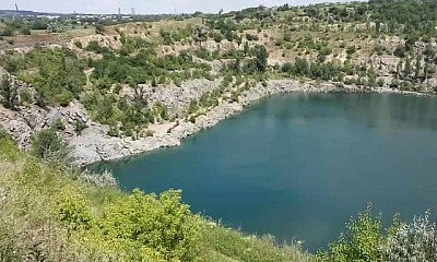 15-летняя криворожанка во время прогулки сорвалась с обрыва и упала в карьер