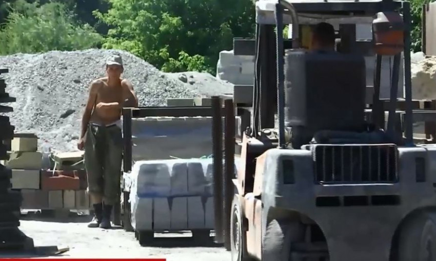Військове "рабовласництво": в Дніпрі строковиків змушують працювати на бетонному заводі 