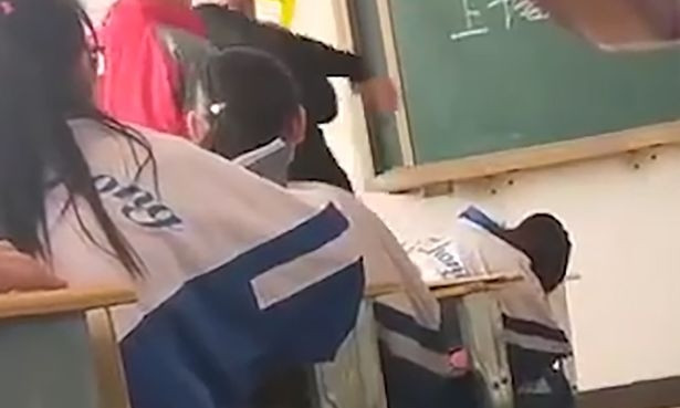 Вчитель дав школяреві 8 ляпасів за 15 секунд прямо на уроці: відео 18+