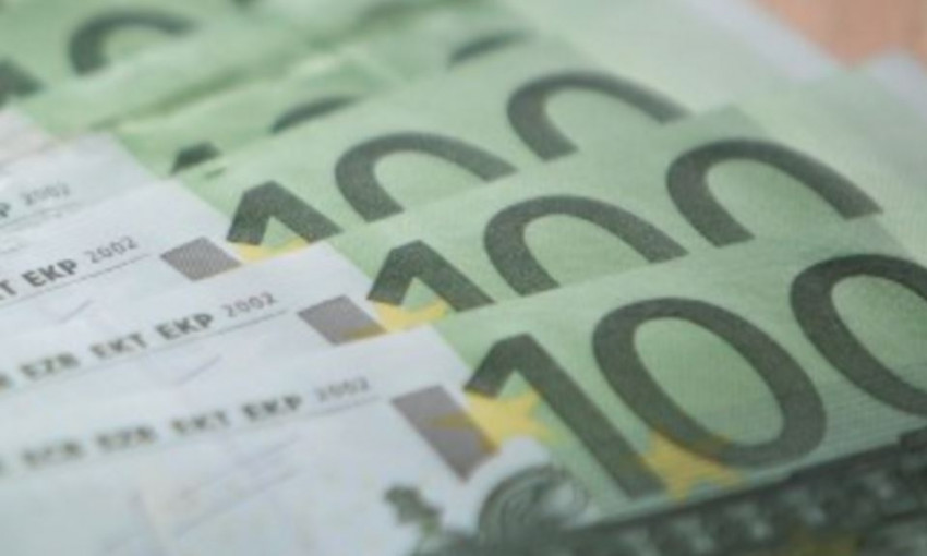  ЕЦБ выпустил новые банкноты – 100 и 200 евро
