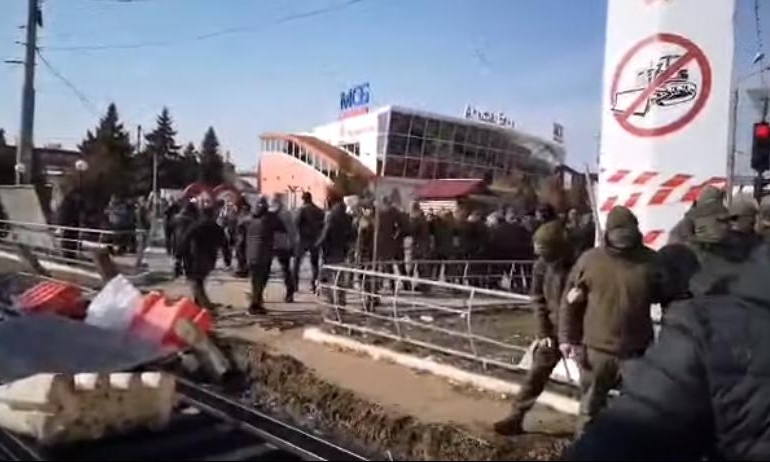 В Харькове на Барабашово происходят массовые столкновения: слышатся взрывы (ВИДЕО)