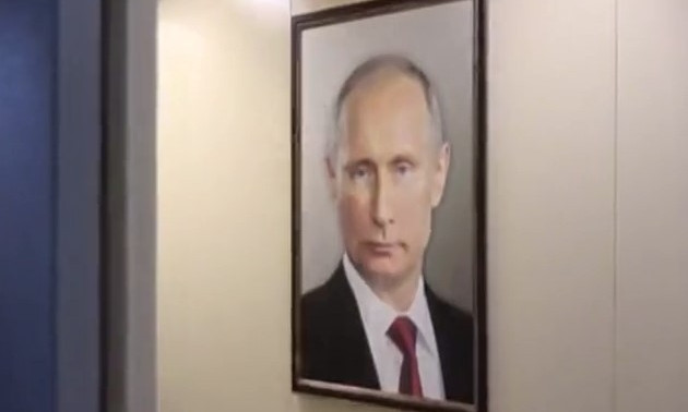 "У, #б твою мать, бл#дь! Охренели!" - жители московской многоэтажки отреагировали на портрет Путина в лифте (ВИДЕО 18+)