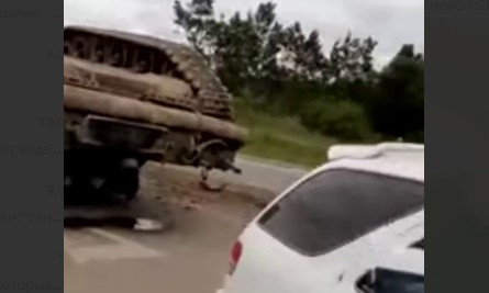 В Южносахалинске в РФ танк выпал на проезжую часть, чуть не раздавив авто (ВИДЕО)