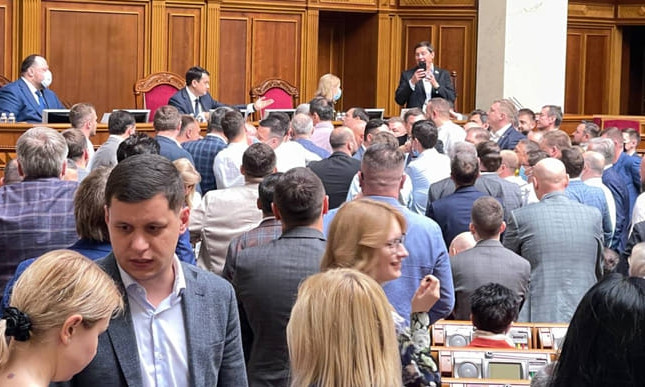 В Раде произошла "толкучка" и даже "спаринг" после слов Потураева о "конце эпохи бедности" (ФОТО, ВИДЕО)